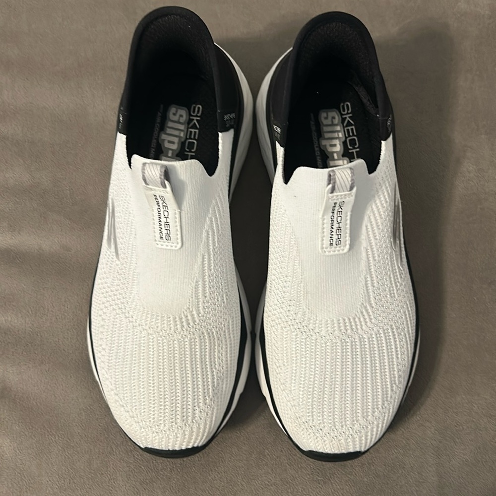 Women’s Skechers slip on shoes 7 like new